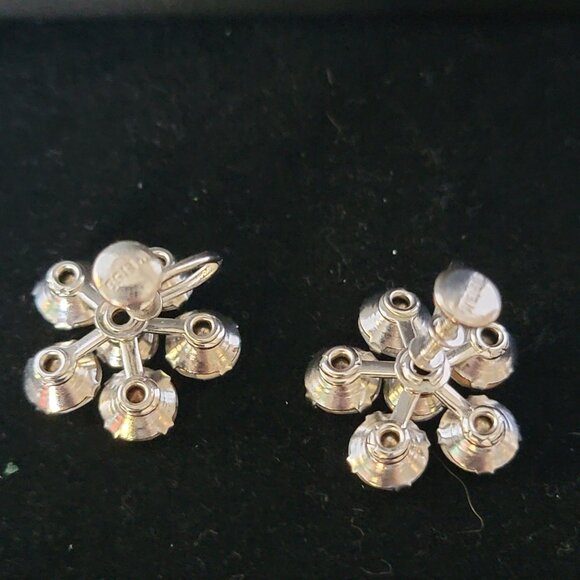 Vintage Weiss Screw Back Rhinestone Cluster Earrings Silver Tone Floral Design - Picture 3 of 9